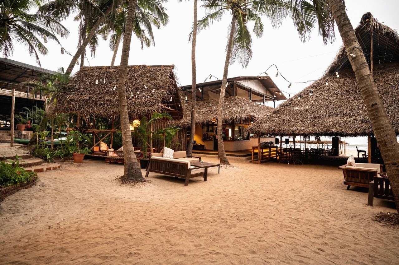 אזור הישיבה והאירוח של Anahata Resort על שפת הים